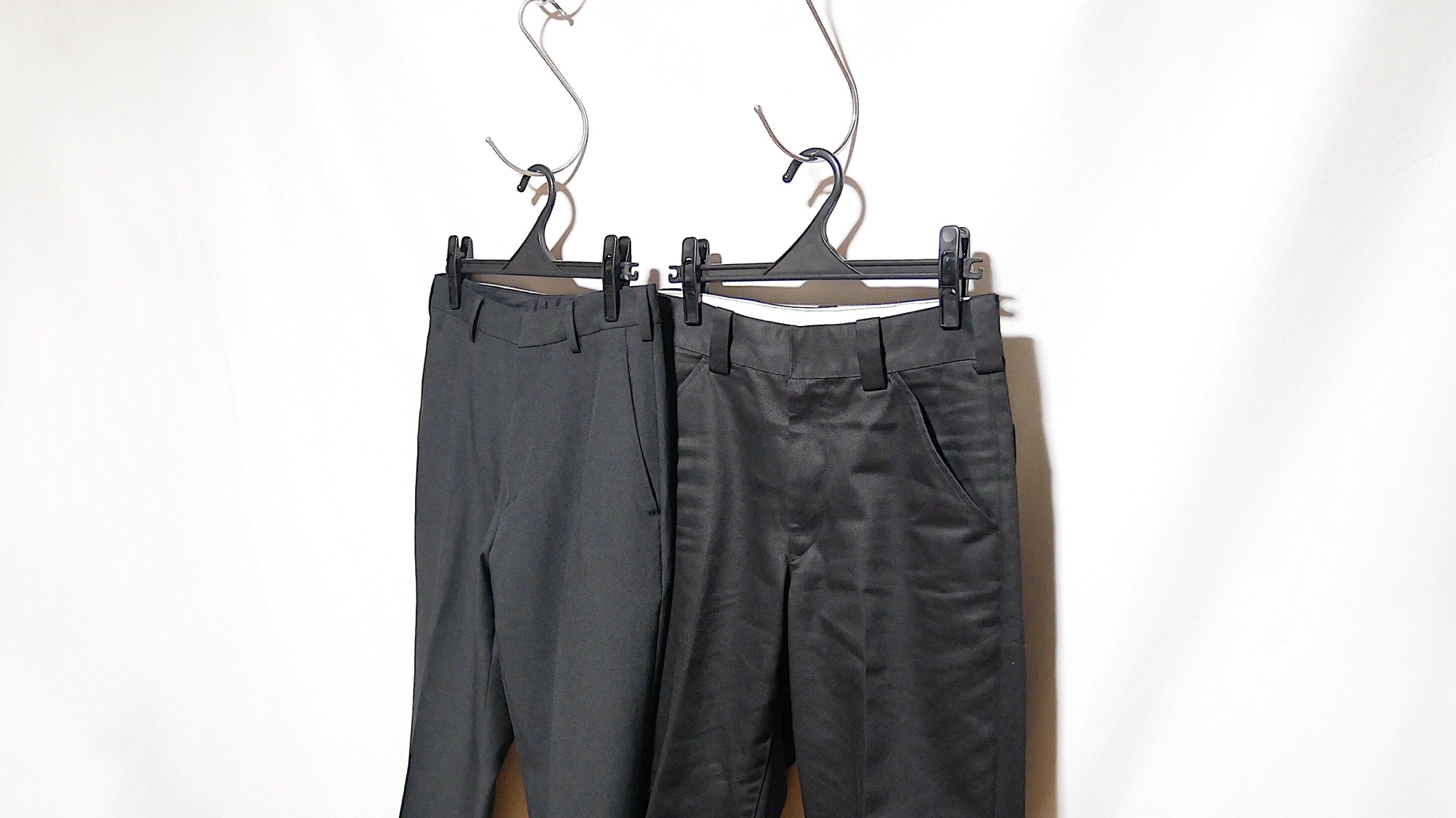 黒いチノパンとスラックスの違いとは コーデでの使い分けも解説